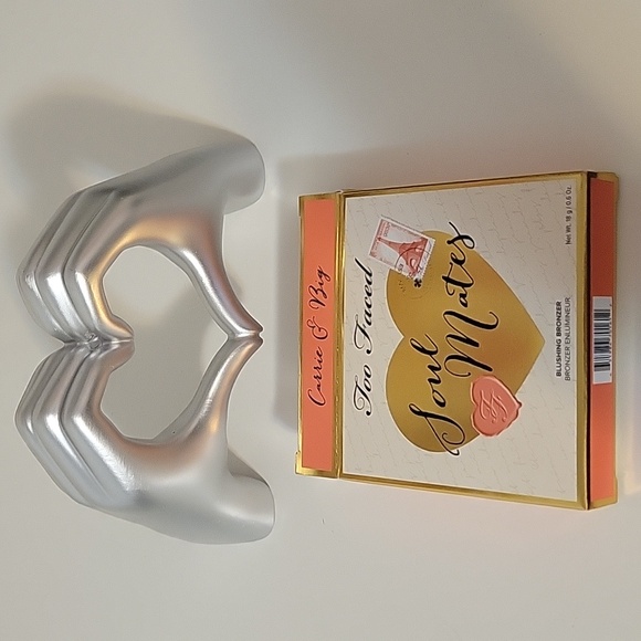 Too Faced Soul Mates Blushing Bronzer - Carrie & Big - Picture 3 of 3